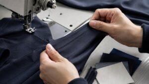 ストレッチ素材で注意したい縫製仕様 — 伸びる生地を使うアパレルOEMの確認ポイント